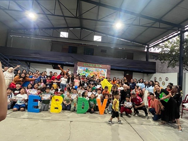 Niños y trabajadores en la Escuela Bíblica de Vacaciones de Efata 2025